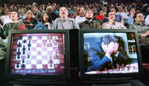 Garry Kasparov perde para o computador Deep Blue, da IBM.