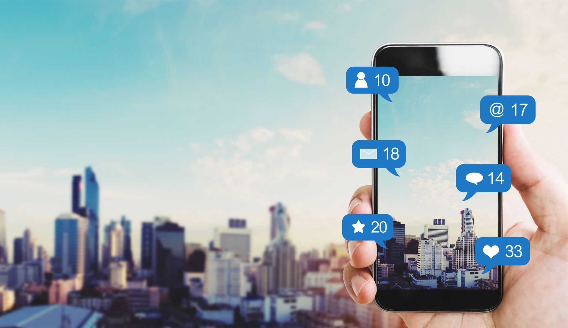 Celular na mão com notificações de engajamento e uma cidade ao fundo