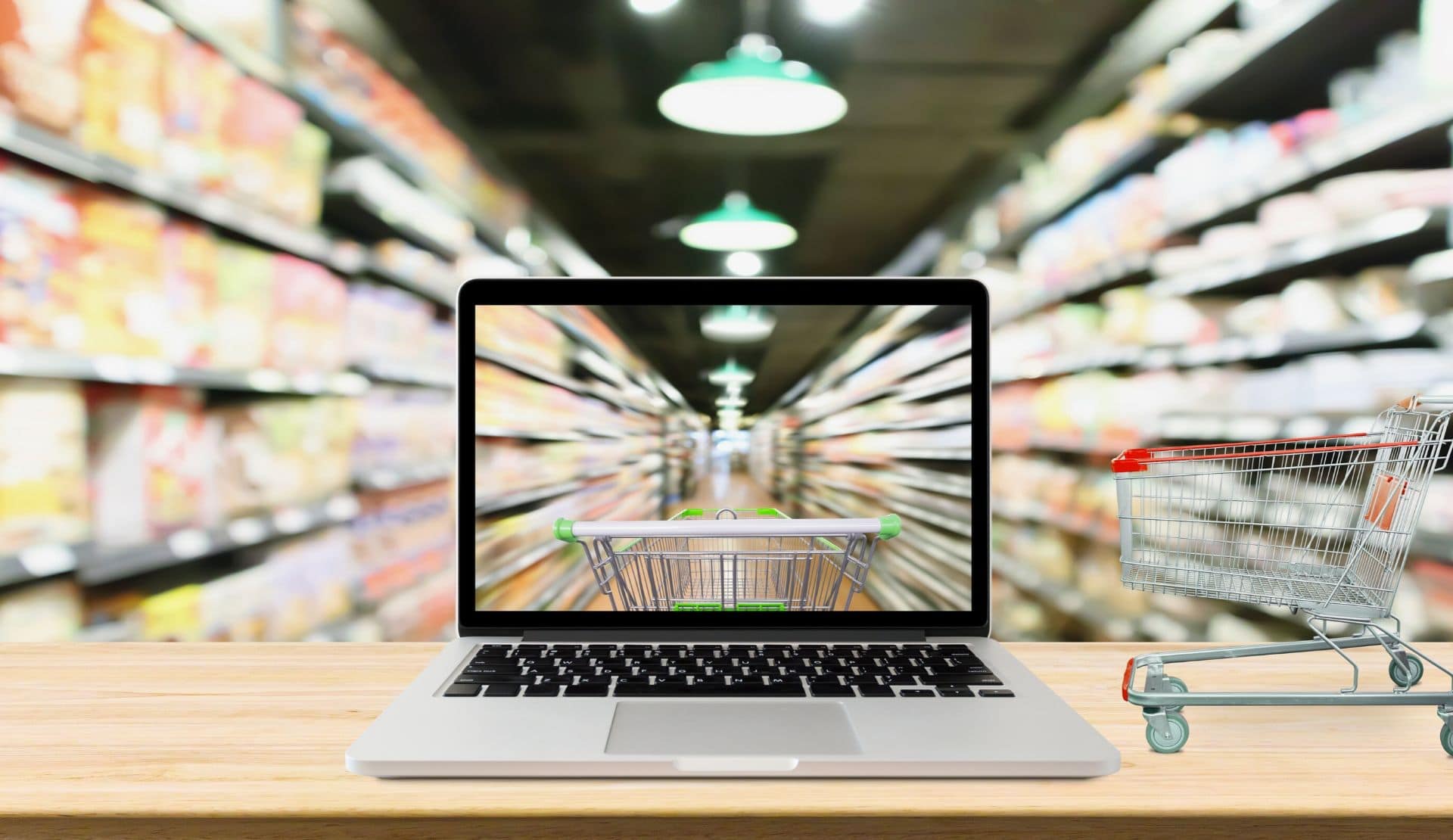 Corredor de mercado com um notebook na frente representando o product market fit