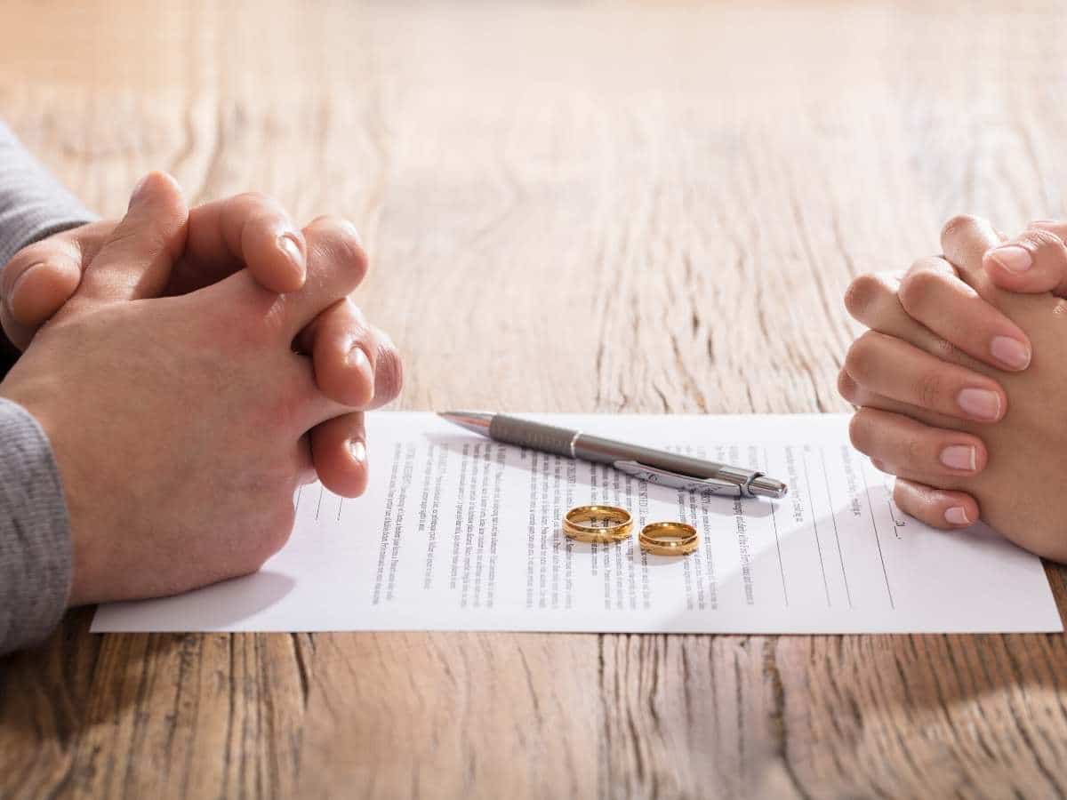 No relacionamento com o cliente, também pode acontecer o divórcio, representado por duas pessoas, em polos opostos da mesa, com as alianças sobre um papel