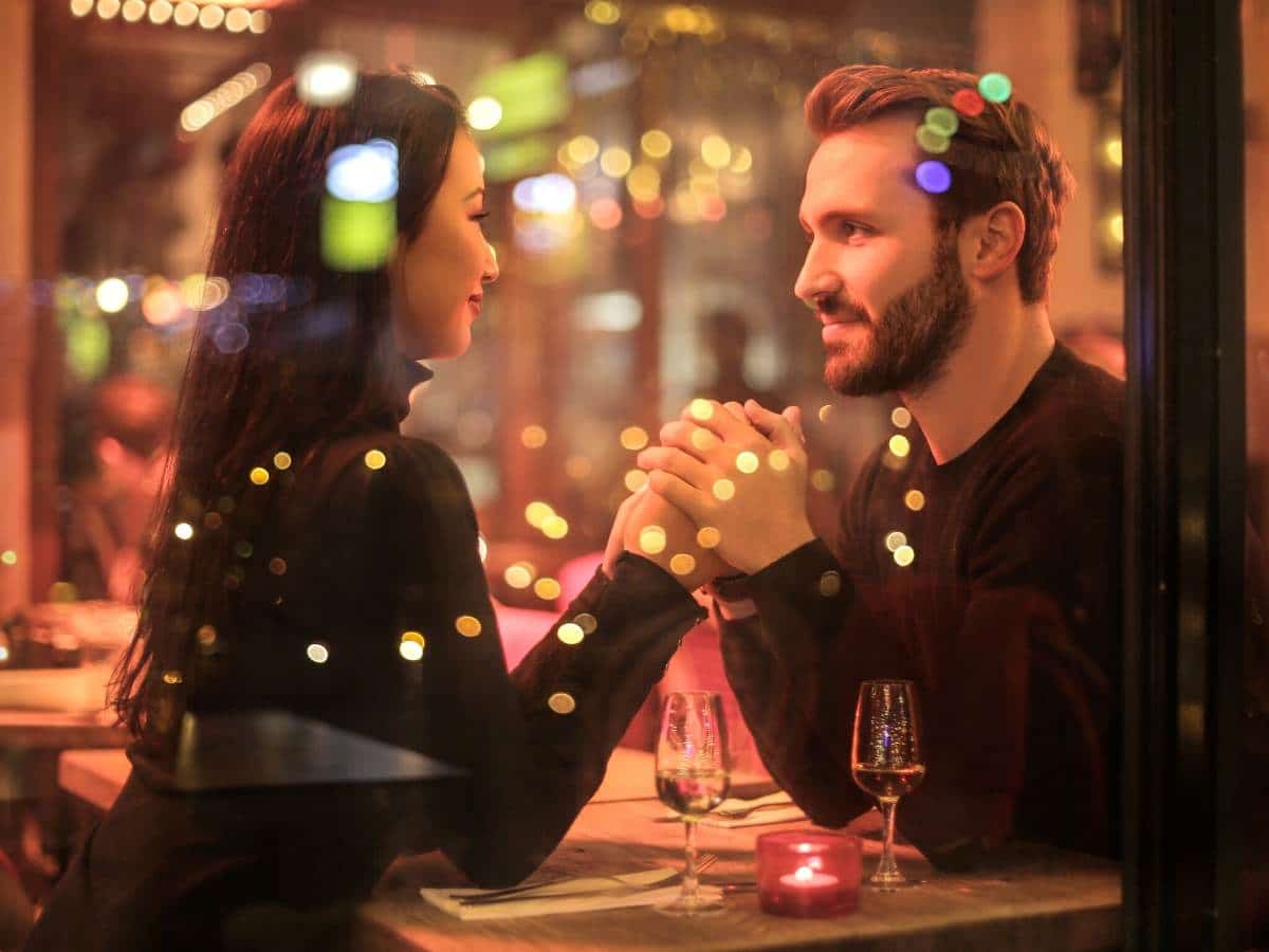Homem e mulher jantando em um restaurante em clima de romance