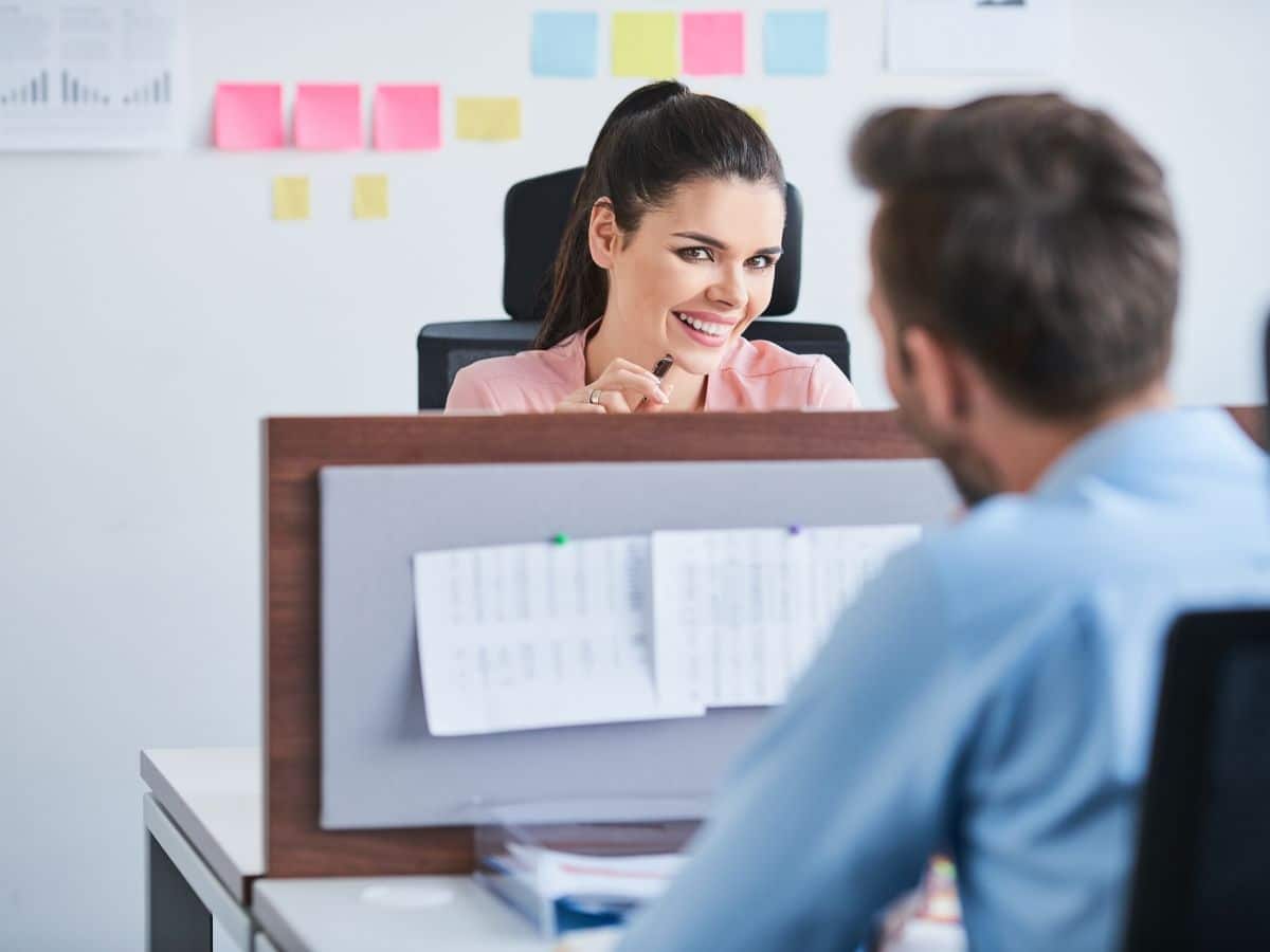 Mulher paquerando homem no ambiente de trabalho