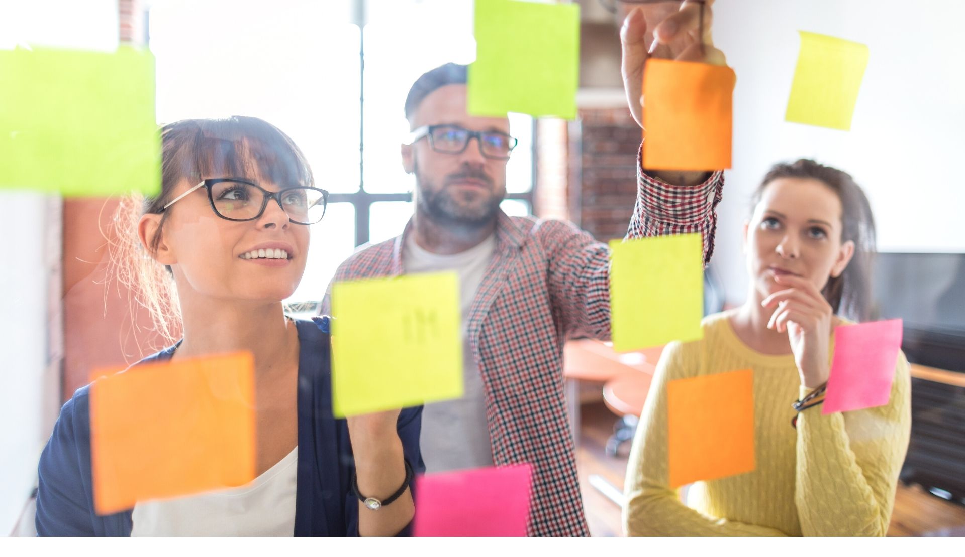 Modelo de negócio inovador representado por organização por post-its