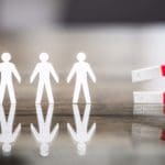 Um imã direcionado para quatro pessoinhas de papel, brincado com o fato do Inbound Marketing também ser chamado de Marketing de Atração.