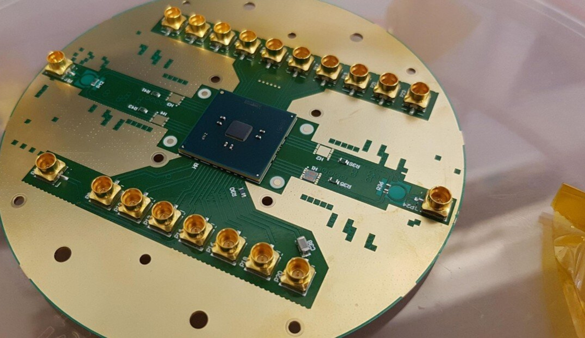 Pesquisadores na Holanda projetaram e testaram um chip para controlar qubits que podem operar em temperaturas extremamente baixas.
