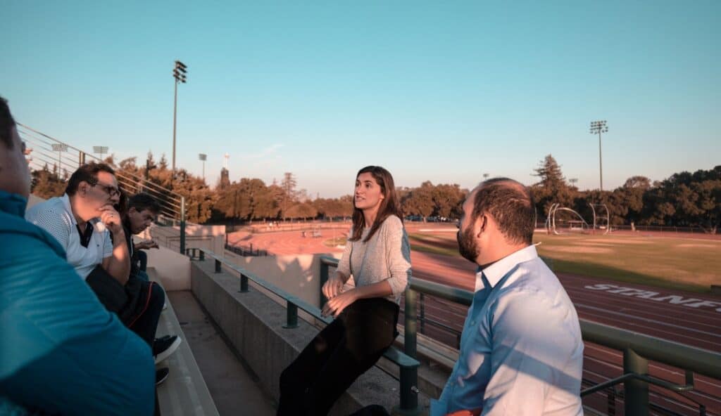 Camila Carvalho conversou com grupo no campus de Stanford.
