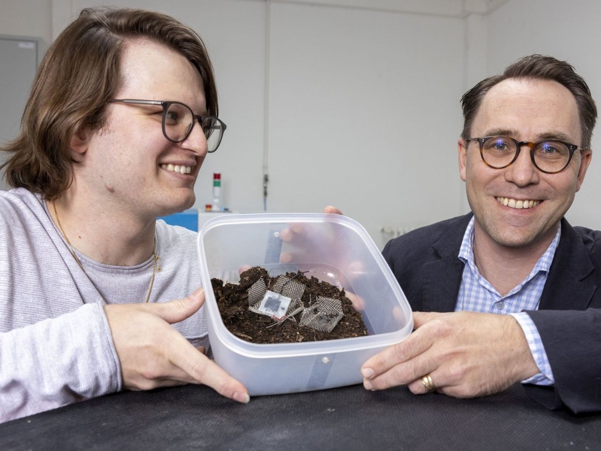 Pesquisadores mostram resultado de bateria biodegradável em contato com a natureza.