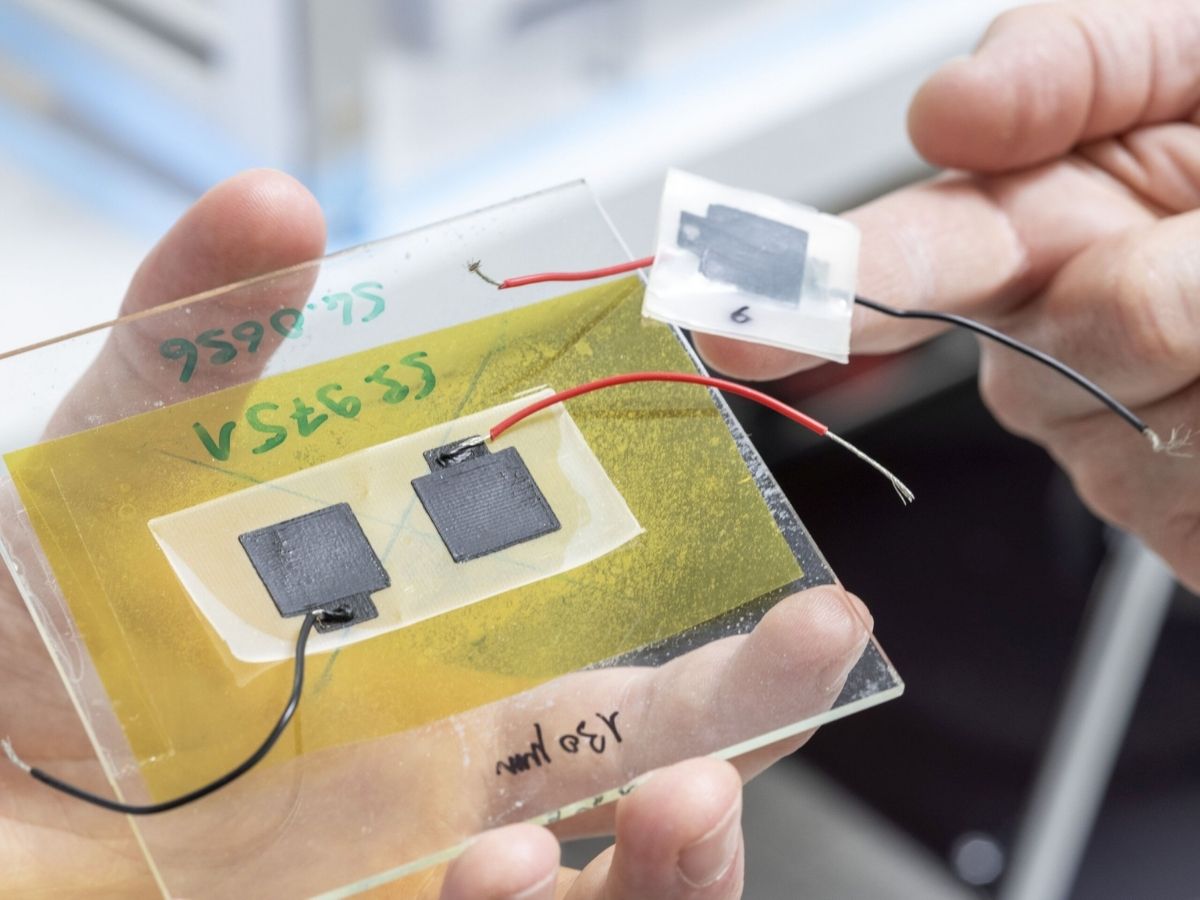 Pesquisadores inventaram uma bateria biodegradável totalmente impressa feita de celulose e outros componentes não tóxicos. Imagem: Gian Vaitl / Empa