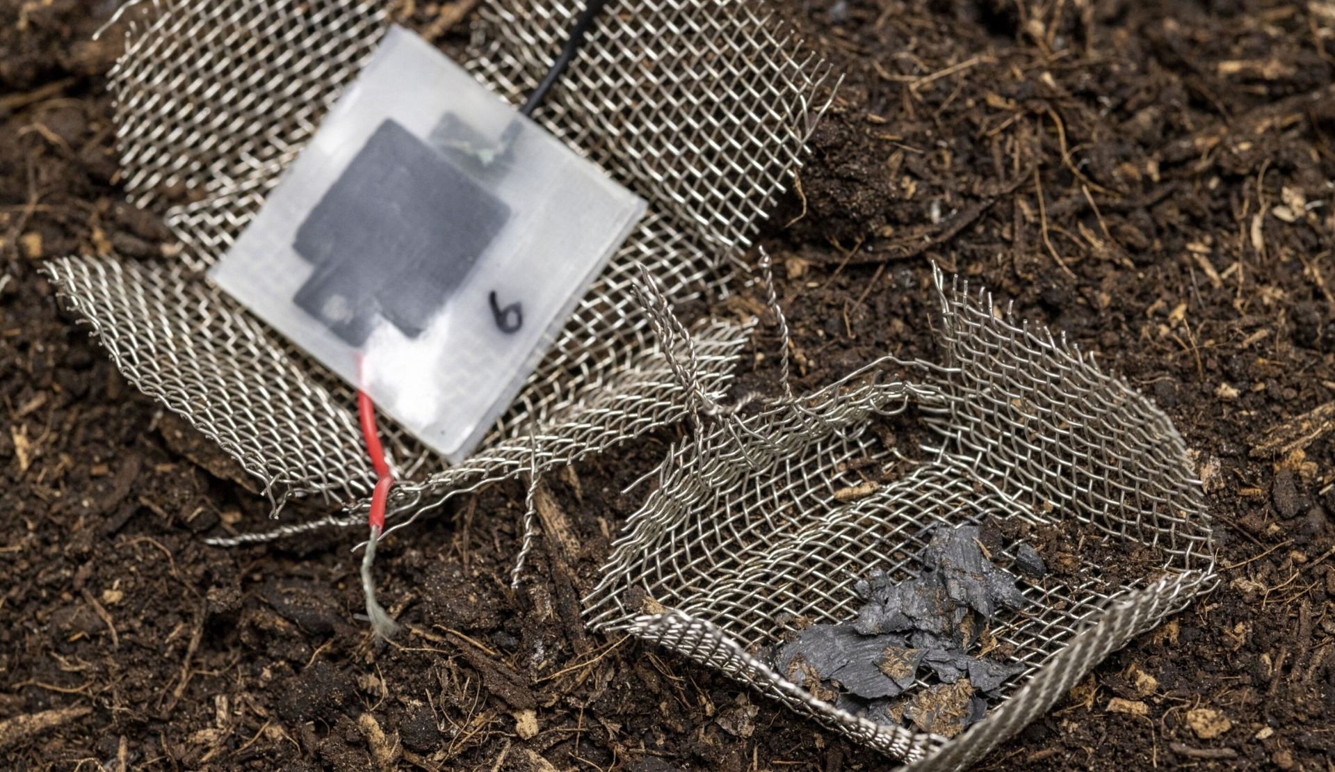 Bateria biodegradável é impressa em 3D feita de papel. Foto: Gian Vaitl / Empa
