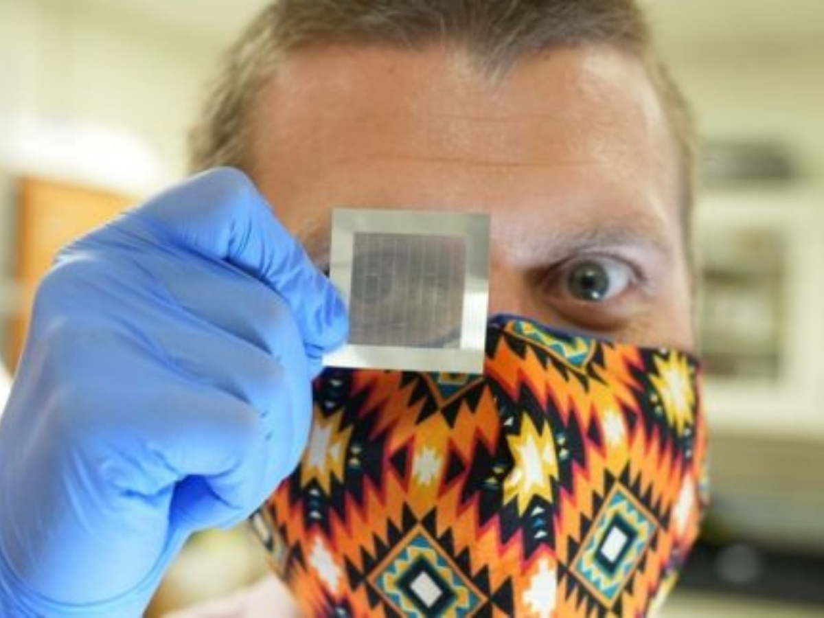 O pesquisador Jonathan Boreyko olha através de uma pena sintética de pato.