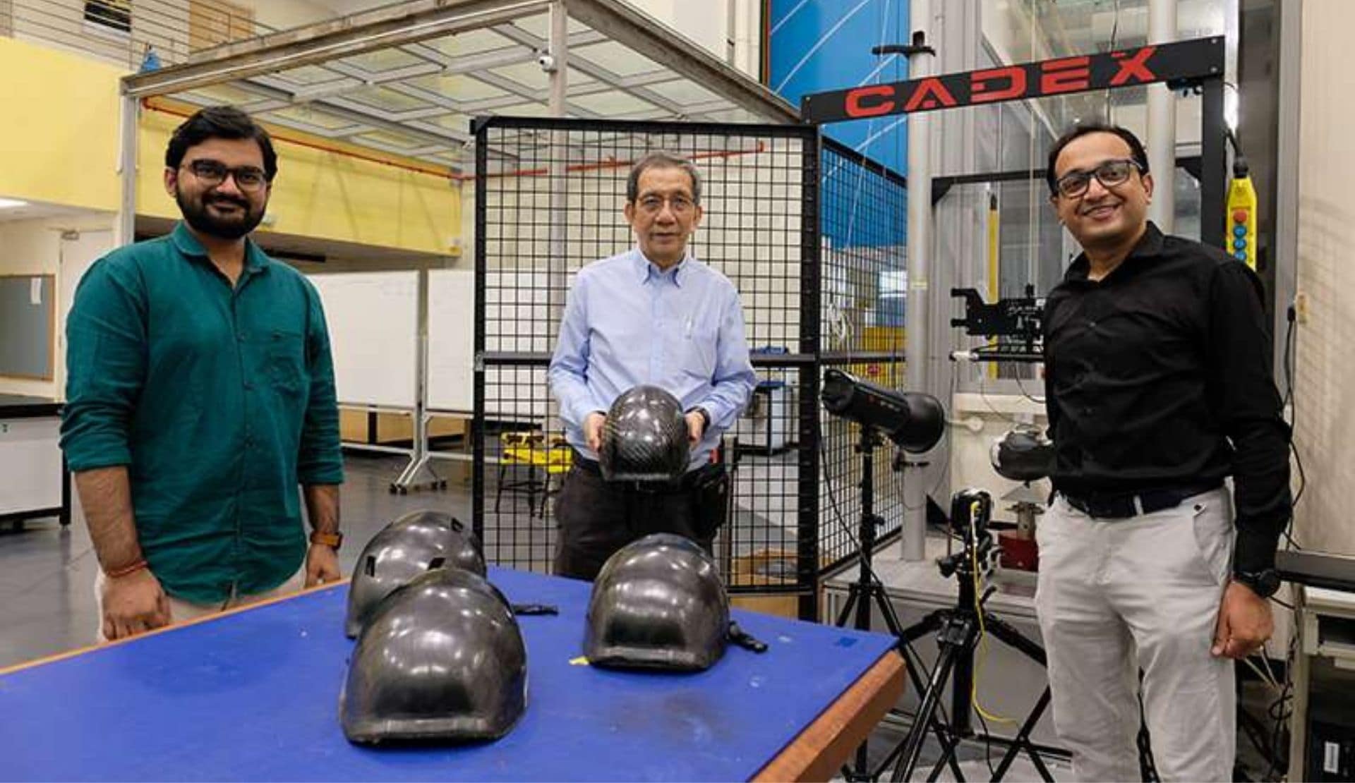 Liderada pelo professor associado Leong Kah Fai da Escola de Engenharia Mecânica e Aeroespacial, a equipe criou o capacete composto com um revestimento externo feito principalmente de um novo tipo de resina termoplástica acrílica, reforçada com fibra de carbono.
