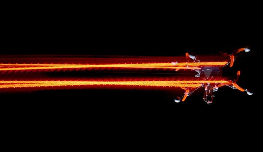 Um drone correndo ao longo de uma trajetória otimizada no tempo em uma manobra de alta velocidade. Crédito: Grupo de Robótica e Percepção, Universidade de Zurique